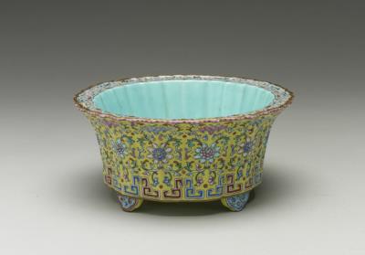 图片[2]-Flowerpot in the shape of lotus petals in fencai painted enamels, Qing dynasty, late 18th – early 19th century-China Archive